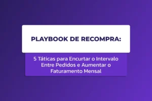 Capa de artigo com fundo roxo. Centralizado, há um bloco branco com o título "PLAYBOOK DE RECOMPRA:" e, logo abaixo, um bloco roxo claro com o subtítulo "5 Táticas para Encurtar o Intervalo Entre Pedidos e Aumentar o Faturamento Mensal".