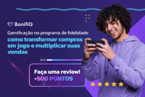 Jovem sorridente segurando um celular na horizontal como se estivesse jogando. Ao lado, o texto "Gamificação no programa de fidelidade: como transformar compras em jogo e multiplicar suas vendas", acompanhado de uma barra de progresso em 90% e um botão de recompensa escrito "Faça uma review! +500 PONTOS" com cinco estrelas amarelas.