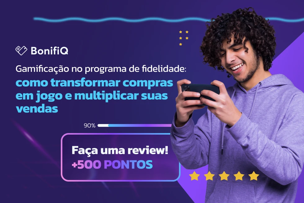 Jovem sorridente segurando um celular na horizontal como se estivesse jogando. Ao lado, o texto "Gamificação no programa de fidelidade: como transformar compras em jogo e multiplicar suas vendas", acompanhado de uma barra de progresso em 90% e um botão de recompensa escrito "Faça uma review! +500 PONTOS" com cinco estrelas amarelas.